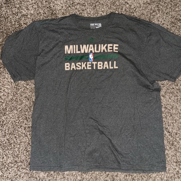 Milwaukee Bucks Tshirt - Picture 1 of 2